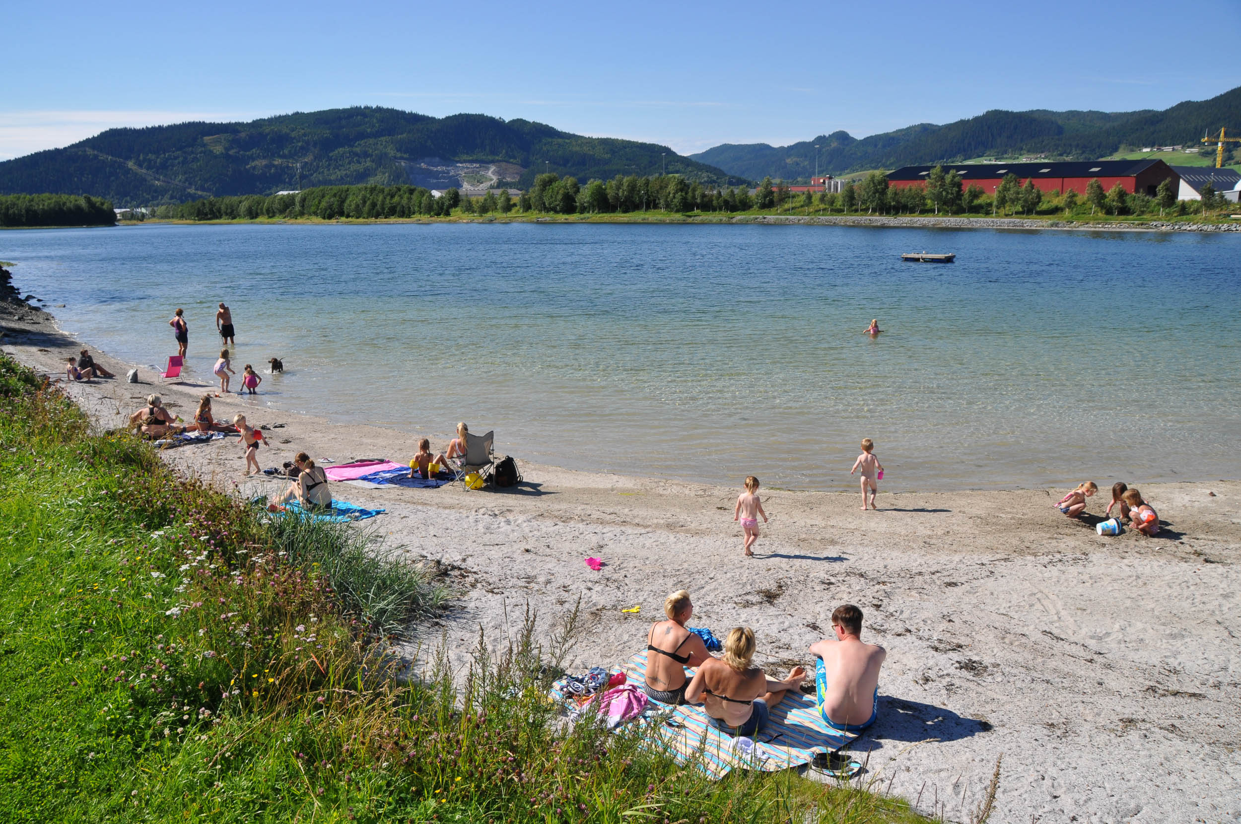 Mennesker på stranda i Gammelosen på en solskinnsdag